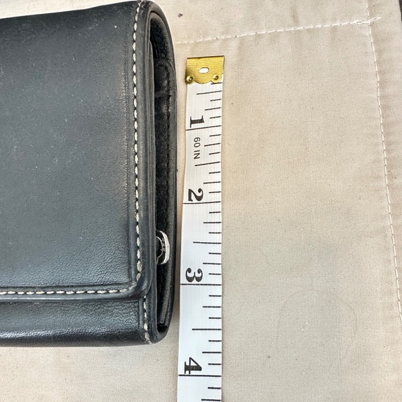 Coach wallet. Black leather. Credit card slots, 3 inside pockets 1 zipper pocket - Picture 14 of 16
